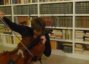 Lucia Ronchetti: Forward and downward, turning neither to the left nor to the right, for solo cello